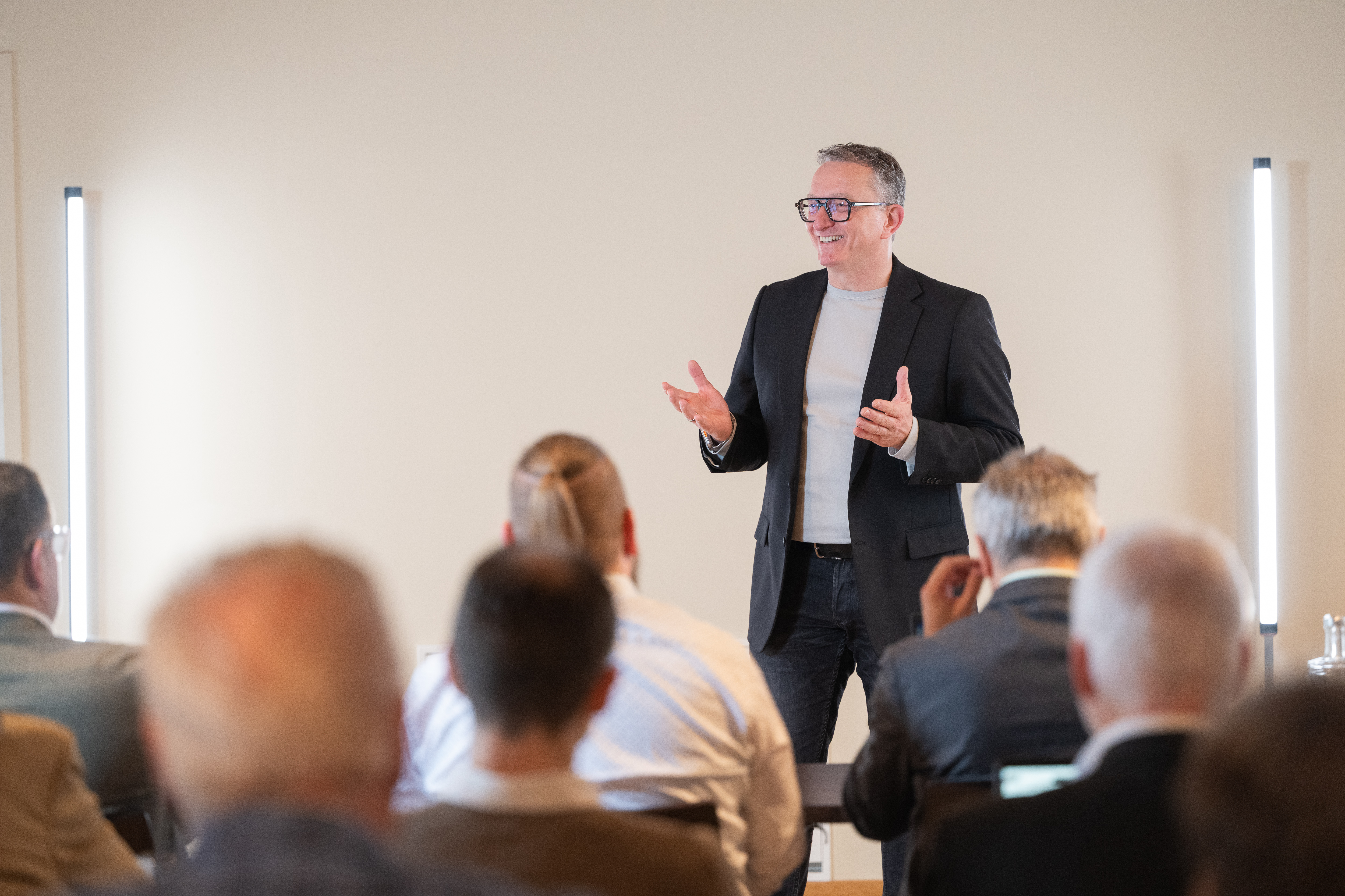 Lars Köhler hält einen Vortrag vor Handwerksbetrieben